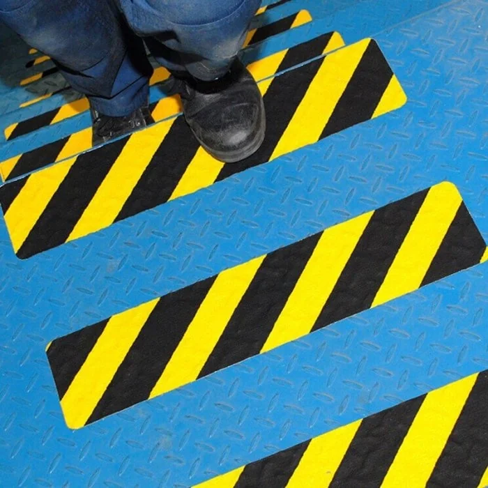 Banda Antiderapanta Pentru Forme Neregulate Lungime 18.3 m, Latime 50 mm, Culoare Galben, Buc / Pachet 10-Benzi Adezive Antia...