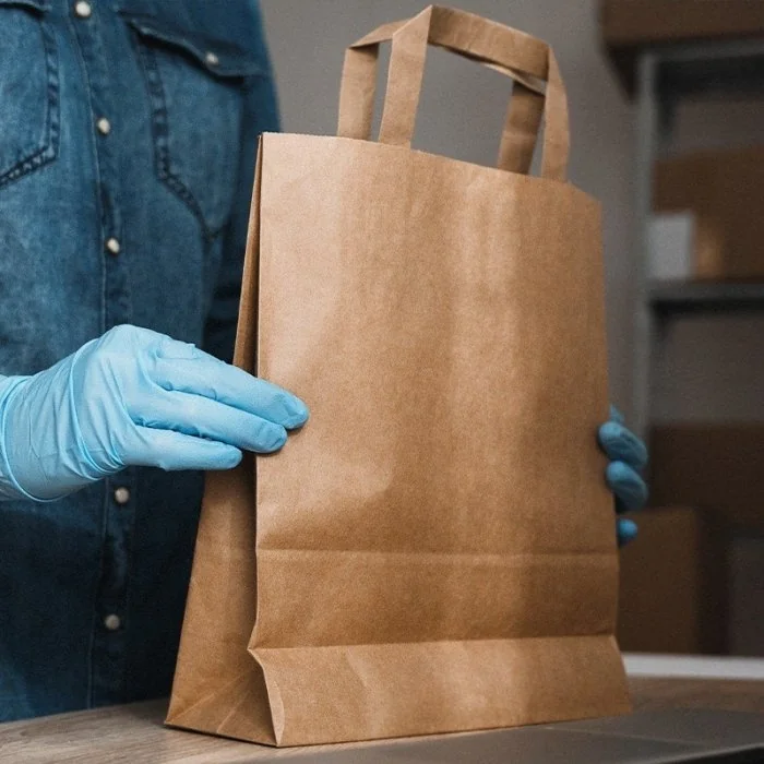 Pungi Hartie Cu Maner Plat, Hartie Kraft Natur 70g/mp Dimensiuni cm (L × l × h) 32 X 18 X 35, Tip Maner Flat, Material Hartie...