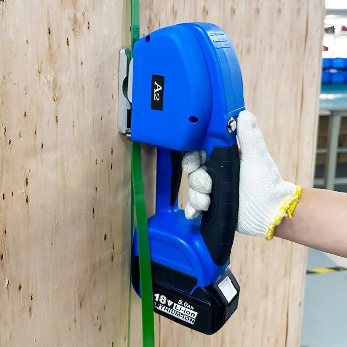 Машина за PP/PET лента с батерия, произход Италия, батерия Bosch 18V, 4Ah, PP/PET лента 13-16 мм, дебелина на лентата 0.50-1.20 мм, дръжка ДА, тегло 3.9 кг, система за фрикционно запечатване